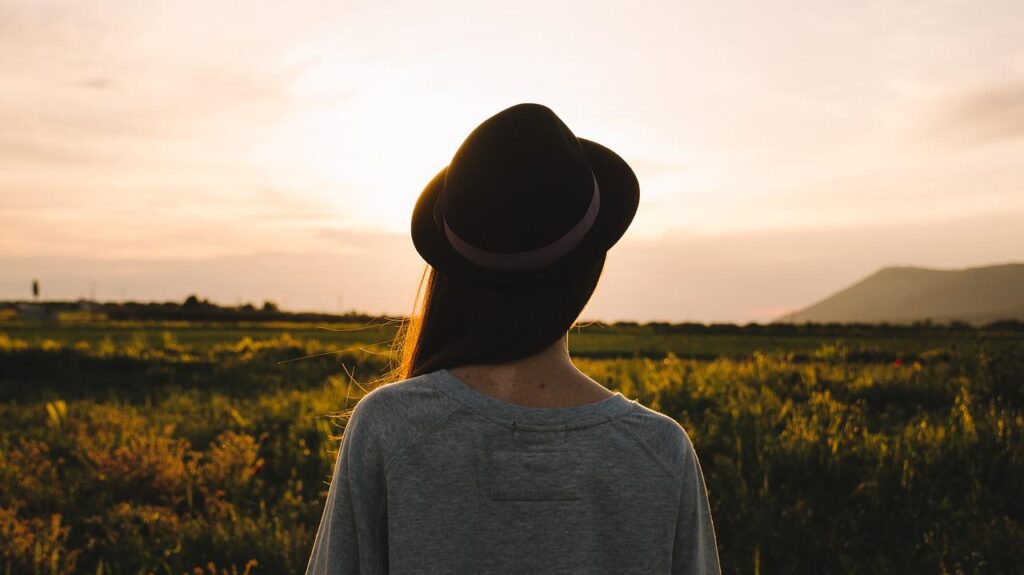 woman, country side, hat-792818.jpg